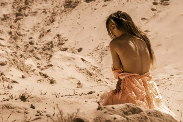 Sexy Young Girl Sits Sand Desert Closed Eyes — Stock Photo, Image