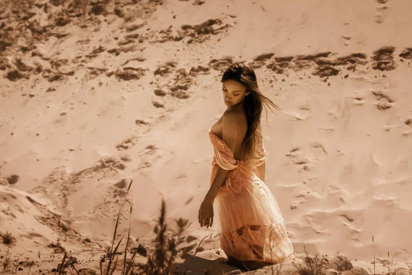 Glamour Brunette Lady Sits Sand Desert — Stock Photo, Image