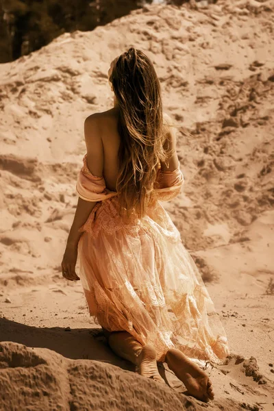 Young Girl Pick Dress Sits Sand Desert — Stock Photo, Image