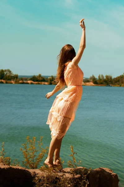 Schöne Brünette Rosa Kleid Strand Und Schaut Weg — Stockfoto