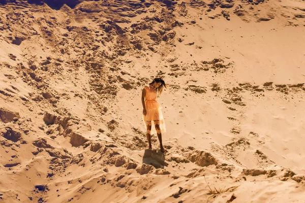 Menina Morena Bonito Vestido Rosa Posando Deserto — Fotografia de Stock