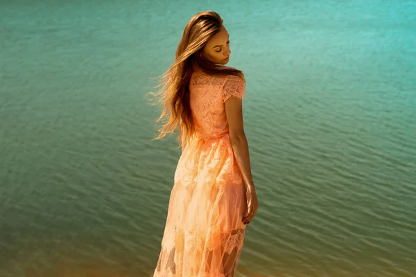 Красива Молода Дівчина Рожевій Сукні Закритими Очима Пляжі — стокове фото