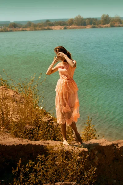 Cutie Ung Flicka Rosa Klänning Strand Sommar — Stockfoto