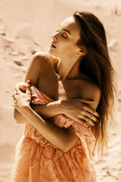 Чуттєва Молода Жінка Закритими Очима Рожевій Сукні Позує Пустелі — стокове фото