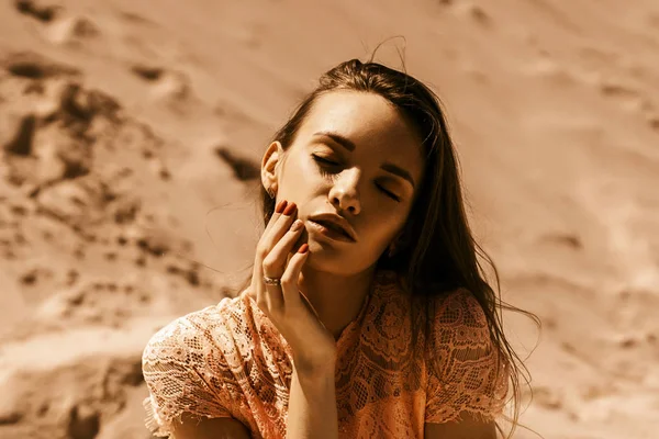 Primer Plano Retrato Hermosa Joven Con Los Ojos Cerrados Desierto — Foto de Stock