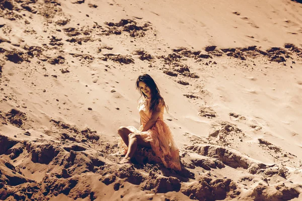 Cutie Menina Vestido Rosa Senta Areia Olha Para Câmera Deserto — Fotografia de Stock