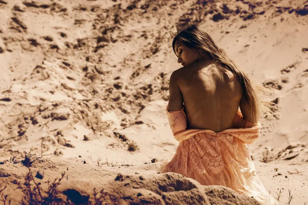 Hinreißende Junge Mädchen Mit Nacktem Rücken Sitzt Auf Einem Sand — Stockfoto