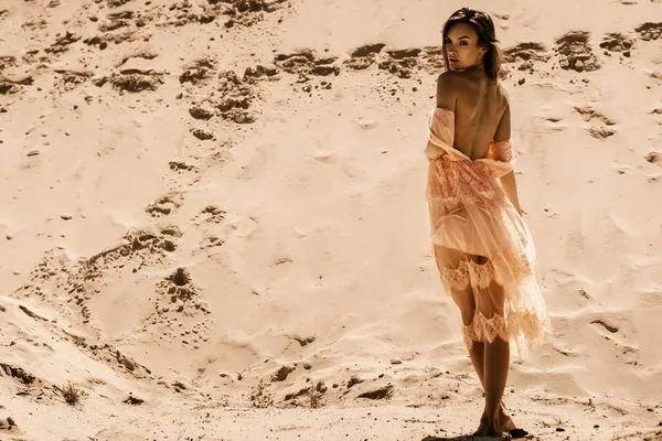 Молода Сексуальна Дівчина Рожевій Сукні Дивиться Камеру Пустелі — стокове фото