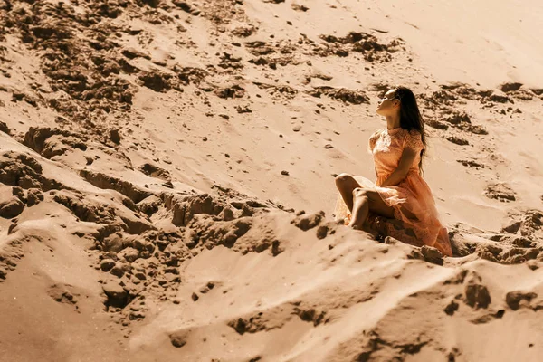 Beauty Brunette Girl Sits Sand Desert Closed Eyes — Stock Photo, Image