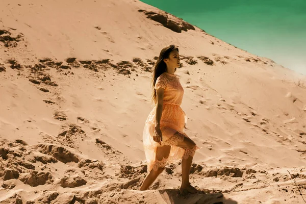 Γοητευτική Νεαρή Κοπέλα Ροζ Φόρεμα Βόλτες Στην Άμμο Στην Έρημο — Φωτογραφία Αρχείου