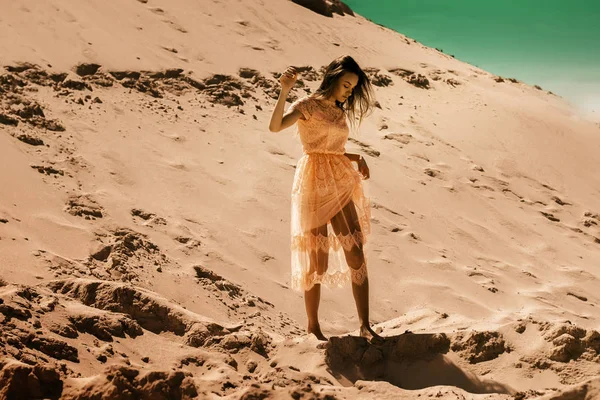 Junges Hübsches Mädchen Rosa Kleid Der Wüste — Stockfoto