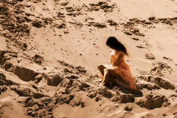 Hübsche Brünette Mädchen Rosa Kleid Sitzt Auf Sand Der Wüste — Stockfoto