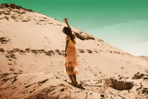 Γοητευτική Κυρία Ροζ Φόρεμα Στην Έρημο — Φωτογραφία Αρχείου