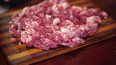 çiğ et parçalar koparıp biri yakın çekim