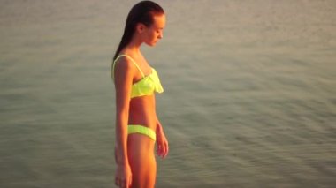 Seksi genç bayan mayo sıcak akşam gün batımında