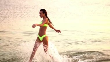 Seksi genç bayan mayo sıcak akşam gün batımında