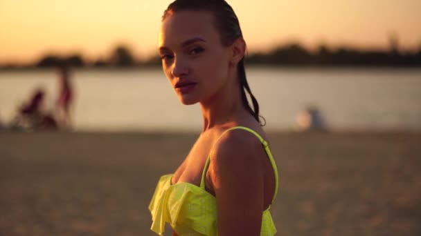 性感的年轻女士泳装在温暖的傍晚日落 — 图库视频影像