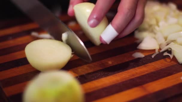 Gros Plan Homme Coupe Des Oignons Sur Une Planche Découper — Video