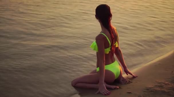 Sexy Junge Dame Badeanzug Bei Sonnenuntergang Warmen Abend — Stockvideo