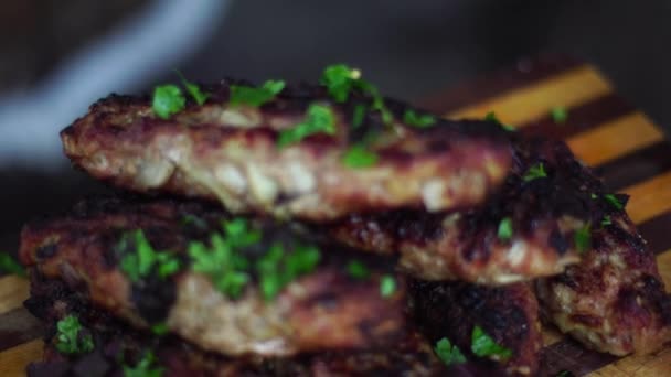 Hautnah Köstliche Gegrillte Fleischstücke — Stockvideo