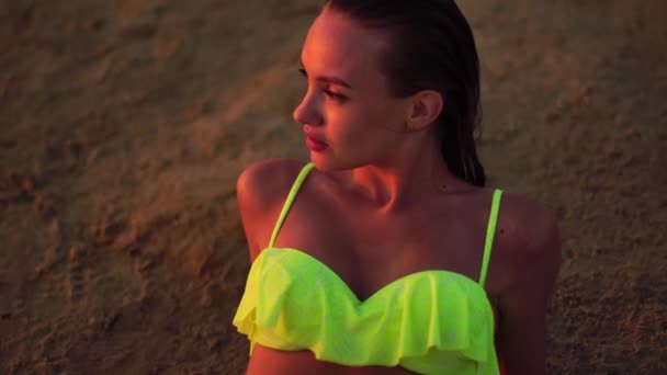 暖かい夜のサンセットでの水着姿のセクシーな若い女性 — ストック動画