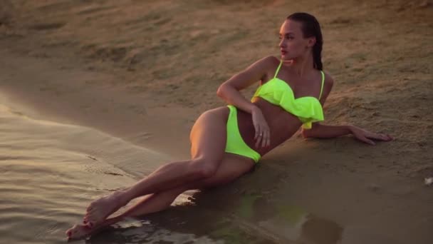 Sexy Young Lady Swimsuit Sunset Warm Evening — Stock Video