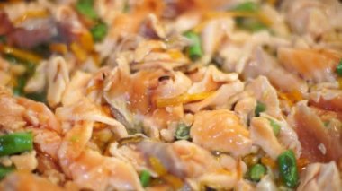 pirinç sebze ve somon ile yakın çekim