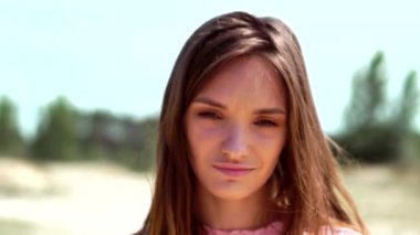 Sokaktaki güzel genç kız