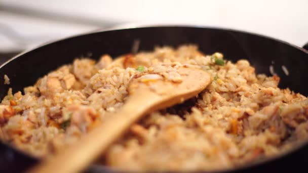 Ρύζι Λαχανικά Και Σολομός Κοντινό Πλάνο — Αρχείο Βίντεο