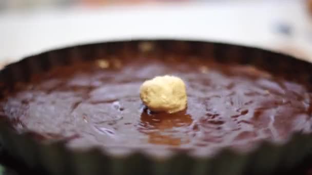 Primer plano de pastel de chocolate — Vídeos de Stock