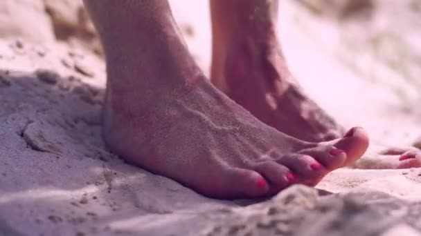 Female feet on a sand — Stock Video