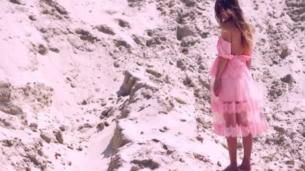 Hermosa joven en vestido rosa — Vídeos de Stock