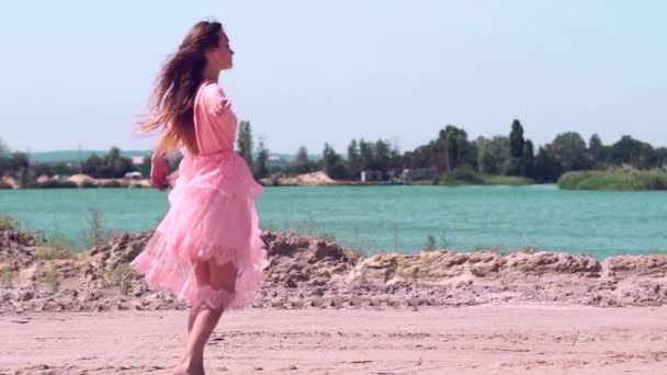 Bella signorina in abito rosa — Video Stock