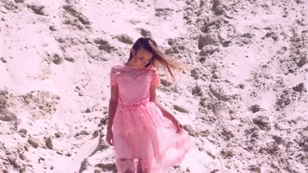 Mooie jonge dame in roze jurk — Stockvideo