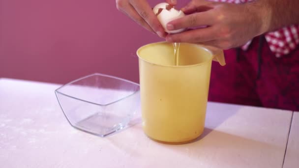 Proses pemisahan putih dan kuning telur (yolks) — Stok Video