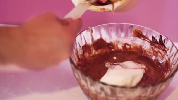 Der Prozess des Kochens von Schokoladenteig — Stockvideo