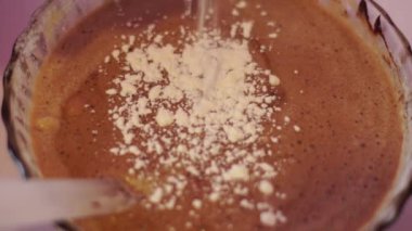 Çikolatalı hamur pişirme süreci