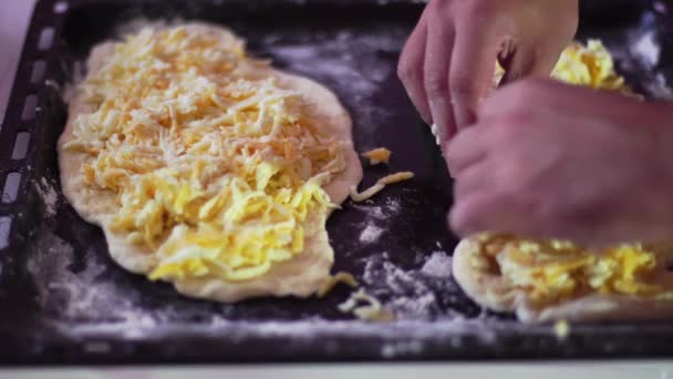 烹调过程乳酪馅饼 — 图库视频影像