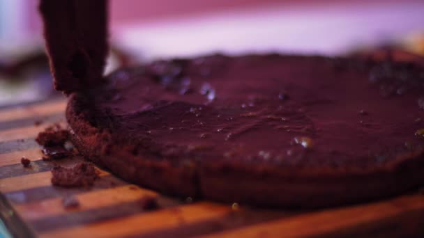 Perto de cozinhar bolo de chocolate — Vídeo de Stock