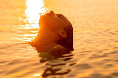 bayanın cinsel sıcak günbatımı denizde