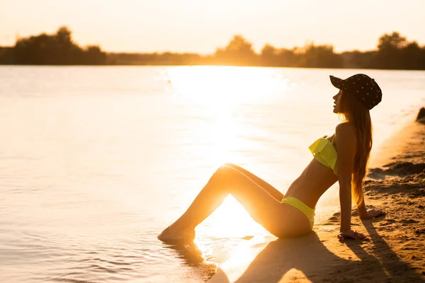 Sexy Junges Mädchen Bei Sonnenuntergang Strand — Stockfoto