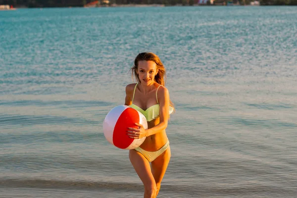 Schattig Slanke Dame Zwembroek Met Strandbal Zee Bij Warme Zonsondergang — Stockfoto