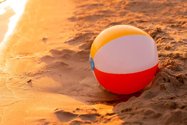 Pelota Playa Orilla Del Mar Atardecer Caliente —  Fotos de Stock