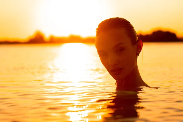 Junge Sexuelle Dame Meer Bei Warmem Sonnenuntergang — Stockfoto