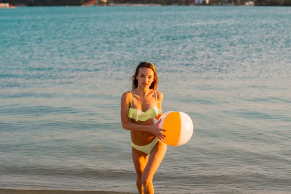 Adorable Dame Mince Maillot Bain Avec Ballon Plage Dans Mer — Photo