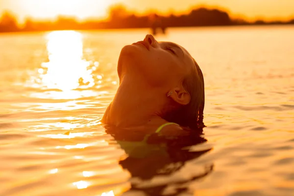 Junge Sexuelle Dame Meer Bei Warmem Sonnenuntergang — Stockfoto