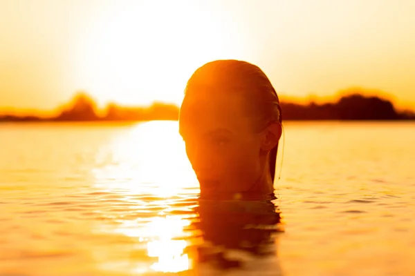Νεαρή Κοπέλα Σεξουαλική Στη Θάλασσα Στο Ζεστό Ηλιοβασίλεμα — Φωτογραφία Αρχείου