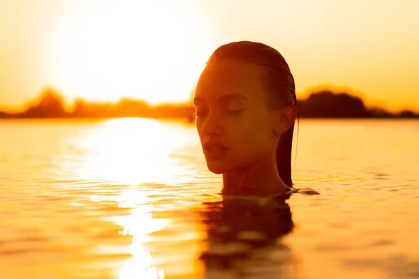 Молода Сексуальна Леді Морі Теплий Захід Сонця — стокове фото