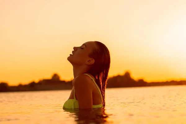 Junge Sexuelle Dame Meer Bei Warmem Sonnenuntergang — Stockfoto