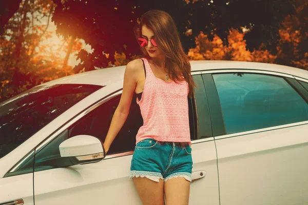Jovem Cutie Menina Óculos Sol Posando Carro Branco Pôr Sol — Fotografia de Stock